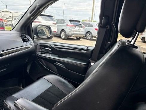 Used 2016 Dodge Grand Caravan SXT FWD image 16