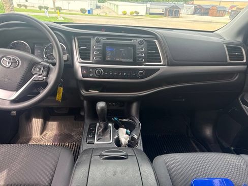 Used 2019 Toyota Highlander LE FWD image 10