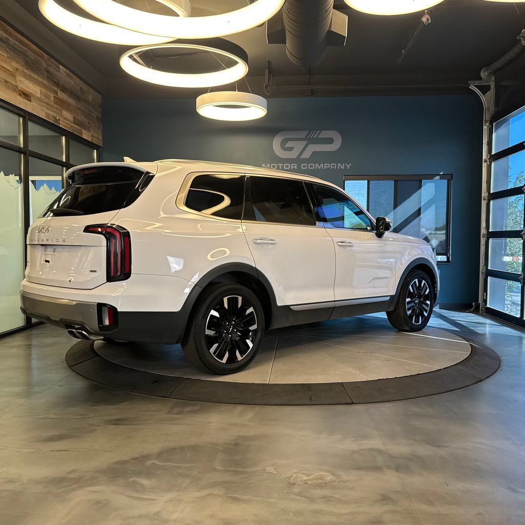 Used 2023 Kia Telluride AWD image 3