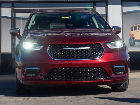 Used 2021 Chrysler Pacifica Limited w/ Uconnect Theater Family Group image 7