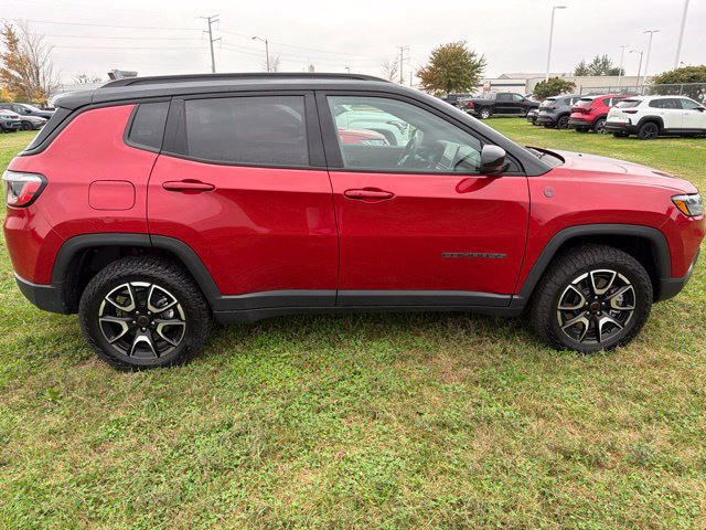 Used 2025 Jeep Compass Trailhawk AWD/4WD image 8