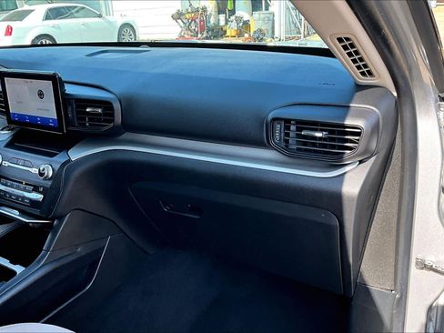 Used 2020 Ford Explorer XLT image 18