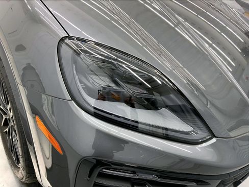 Used 2025 Porsche Cayenne image 12