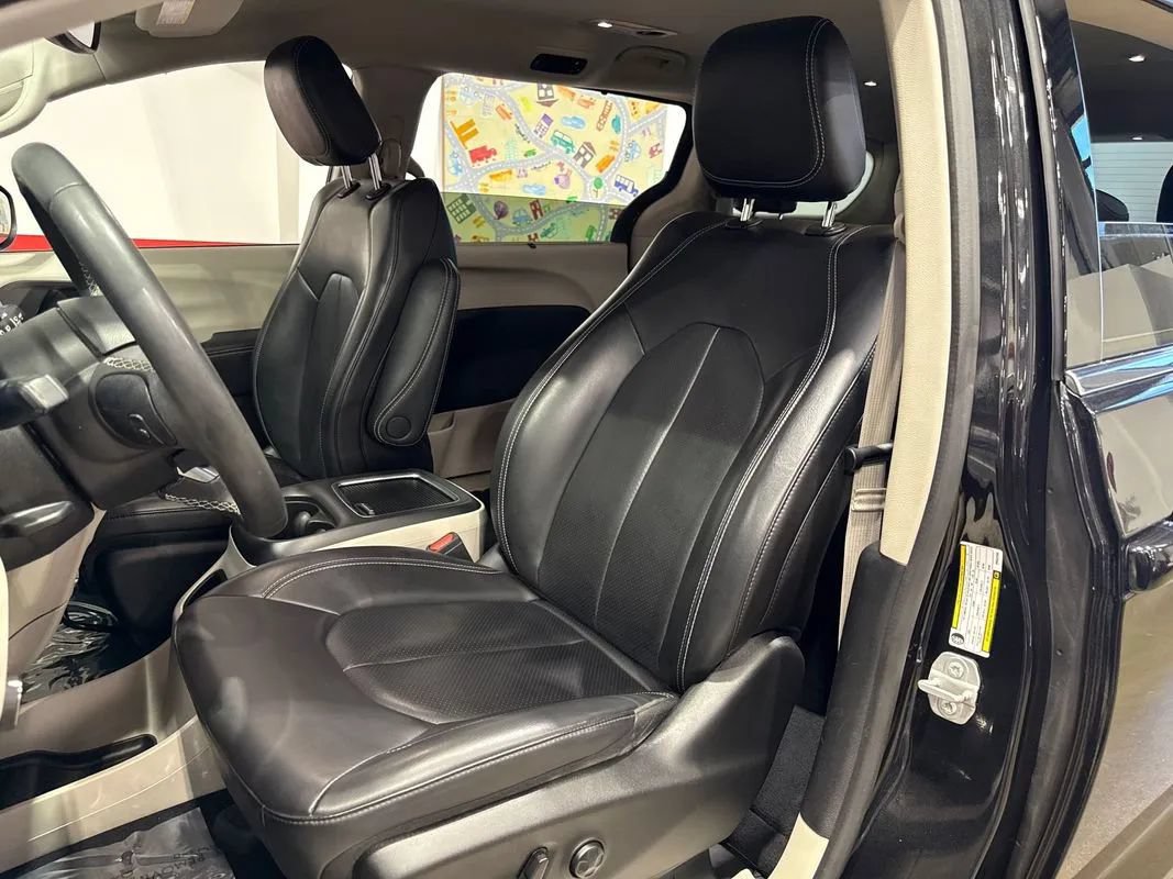 Used 2023 Chrysler Pacifica Touring-L FWD image 10
