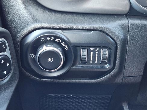 Used 2018 Jeep Wrangler Unlimited Sahara image 25