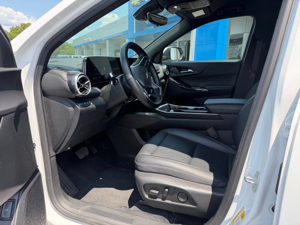 Used 2025 Chevrolet Equinox LT w/ Convenience Package II AWD/4WD image 6