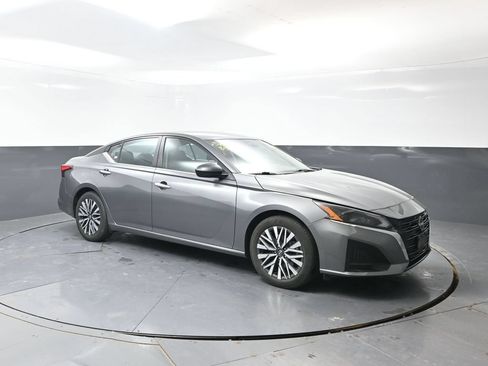 Used 2024 Nissan Altima 2.5 SV FWD image 5