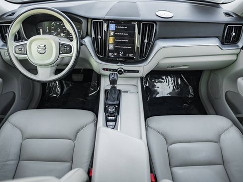 Used 2018 Volvo XC60 T6 Momentum w/ Convenience Package image 19