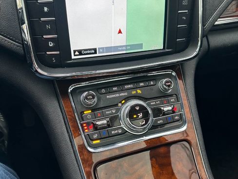 Used 2017 Lincoln Continental Select w/ Climate Package image 24