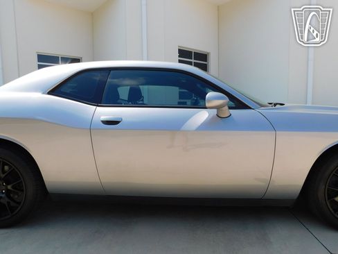 Used 2015 Dodge Challenger SXT w/ Driver Convenience Group RWD image 31