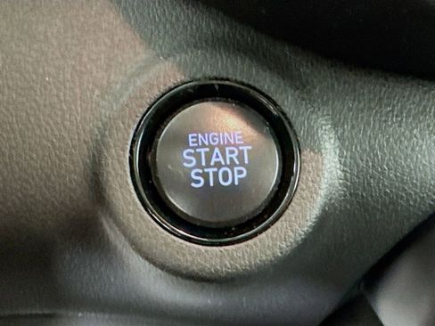 Used 2023 Hyundai Venue Limited image 34