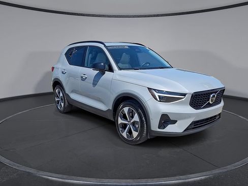 Certified 2026 Volvo XC40 B5 Plus AWD/4WD image 5
