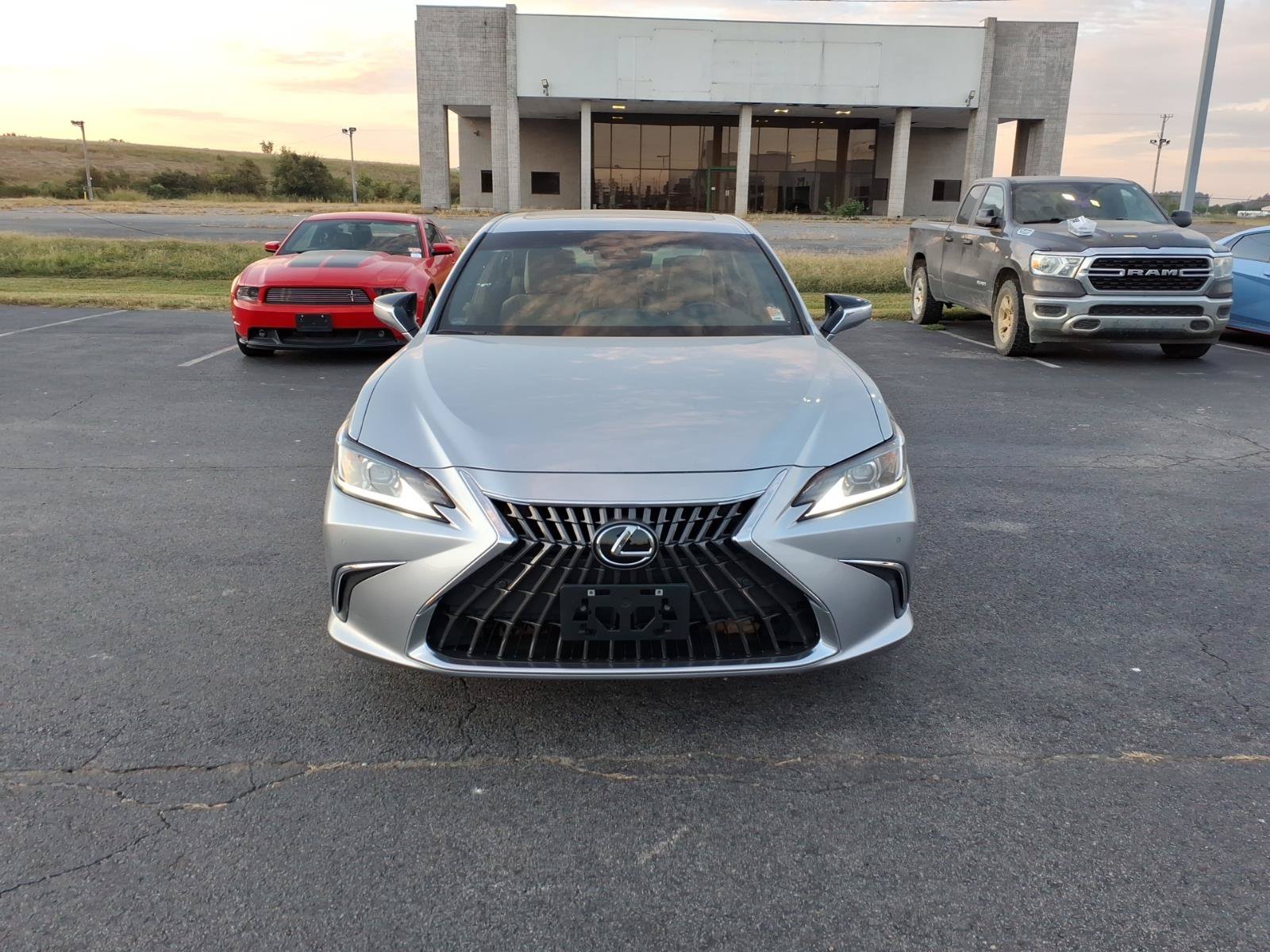 Used 2024 Lexus ES 350 w/ Premium Package FWD image 2