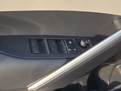 Used 2026 Toyota Corolla Cross L image 32