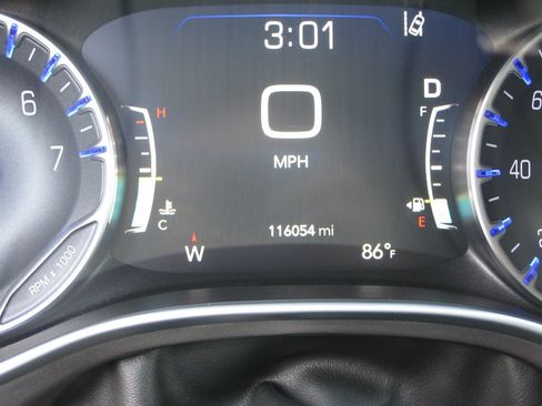 Used 2018 Chrysler Pacifica Limited FWD image 11