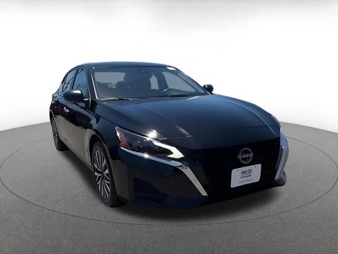 Used 2025 Nissan Altima 2.5 SV FWD image 3