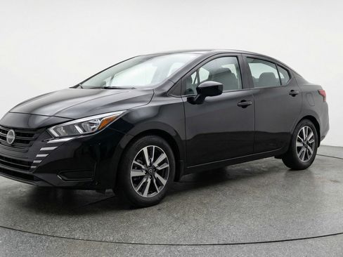 Used 2025 Nissan Versa SV image 3