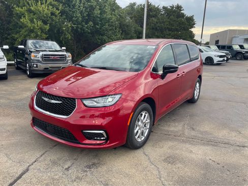 New 2026 Chrysler Pacifica Select image 3