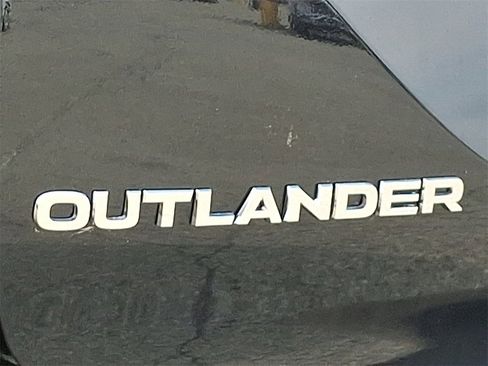 New 2025 Mitsubishi Outlander SE image 11