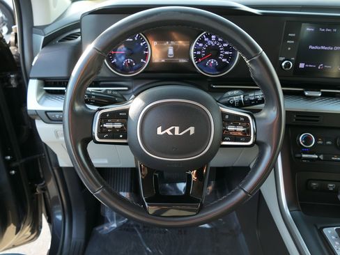 Used 2023 Kia Carnival LX image 17