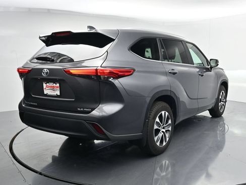 Used 2023 Toyota Highlander XLE AWD/4WD image 7