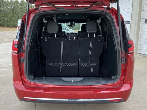 Used 2025 Chrysler Pacifica Select FWD image 25