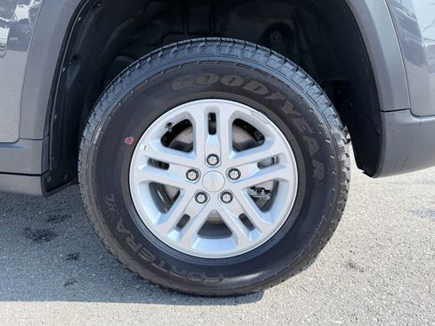 Used 2025 Jeep Grand Cherokee Laredo image 32