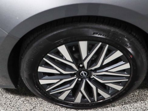 Used 2024 Nissan Altima 2.5 SV image 11