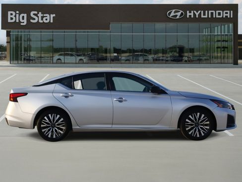 Used 2024 Nissan Altima 2.5 SV image 5