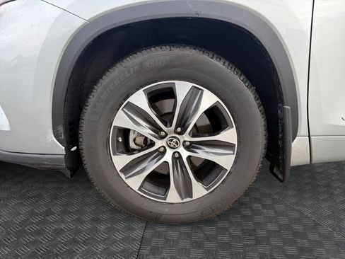 Used 2021 Toyota Highlander XLE AWD/4WD image 9