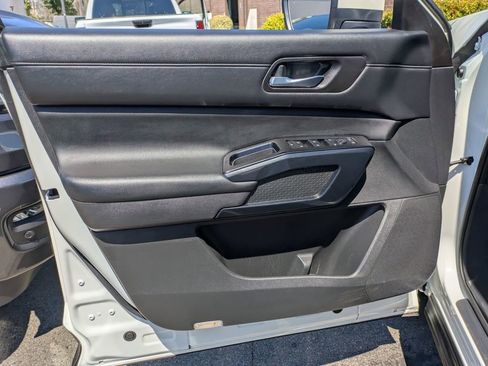 Used 2022 Nissan Pathfinder SV image 9