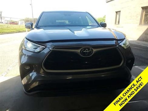 Used 2023 Toyota Highlander LE FWD image 25