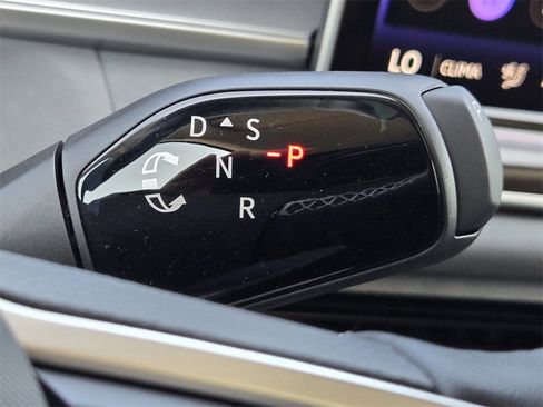 New 2025 Volkswagen Tiguan SE image 18