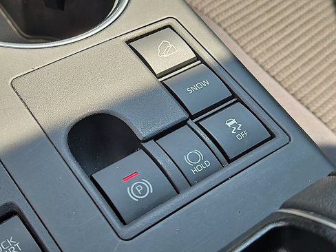 Used 2025 Toyota Highlander LE AWD/4WD image 25