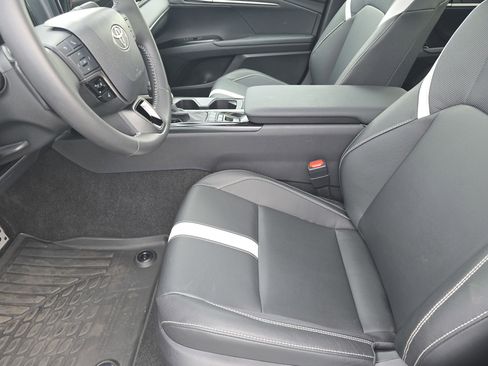 Used 2025 Toyota Camry SE image 9