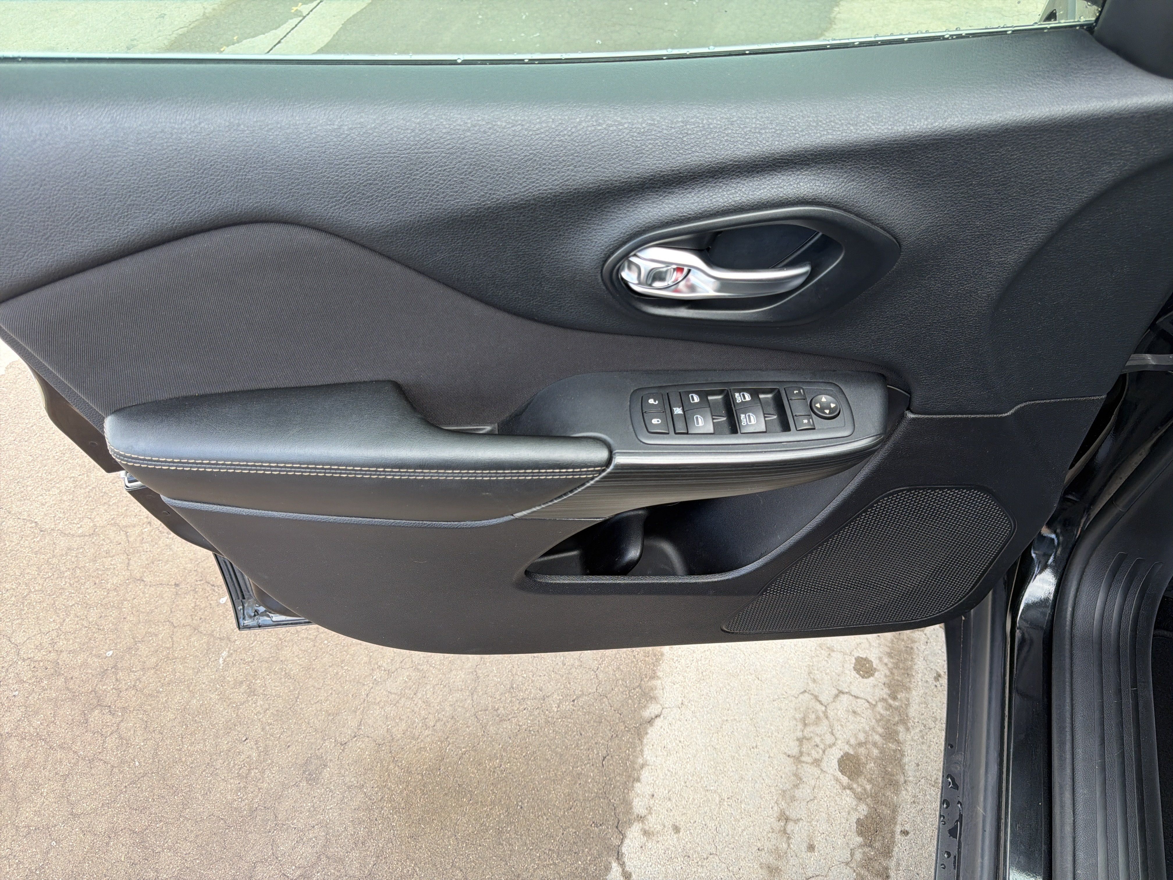 Used 2016 Jeep Cherokee Latitude FWD image 12