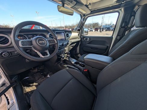Used 2023 Jeep Wrangler Sahara image 13