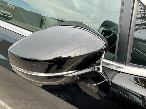 Used 2025 Chrysler Pacifica Select image 17