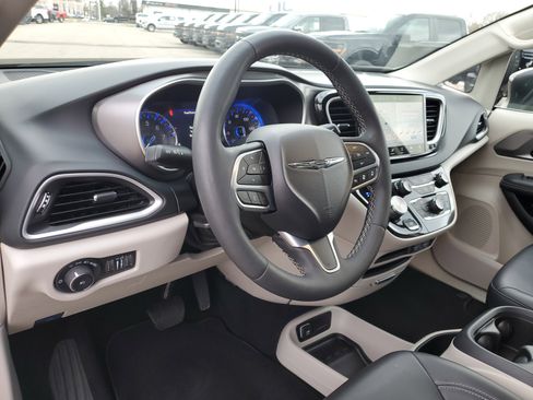 Used 2023 Chrysler Pacifica Touring-L image 17