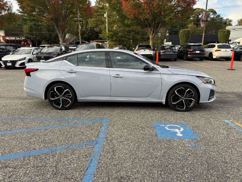 Used 2023 Nissan Altima 2.5 SR FWD image 11