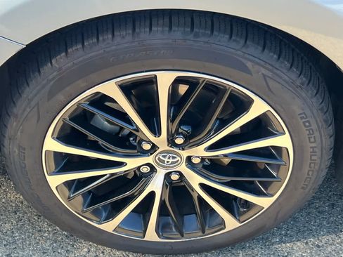 Used 2020 Toyota Camry SE w/ Convenience Package FWD image 10
