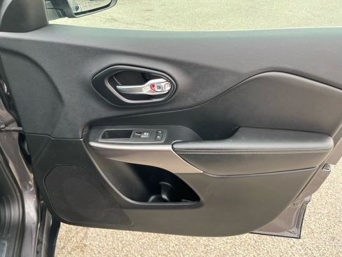 Used 2019 Jeep Cherokee Limited image 20