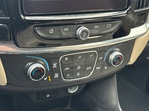 Used 2023 Chevrolet Traverse LT w/ Rear Camera Mirror Package image 23