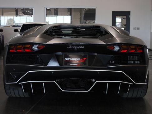 Used 2018 Lamborghini Aventador S image 5