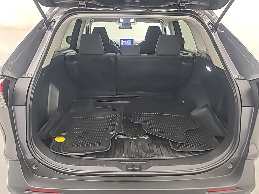 Used 2025 Toyota RAV4 LE AWD/4WD image 17