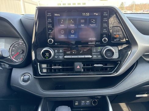 Used 2022 Toyota Highlander LE image 5