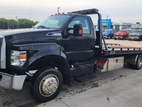 Used 2017 Ford F650 2WD Regular Cab Super Duty image 2