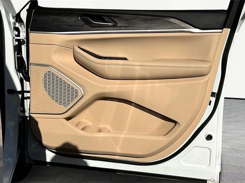 Used 2022 Jeep Grand Cherokee Limited image 24