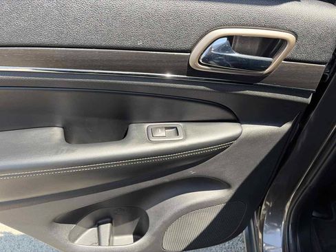 Used 2016 Jeep Grand Cherokee Limited AWD/4WD image 12