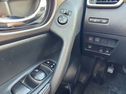 Used 2016 Nissan Rogue SV image 36